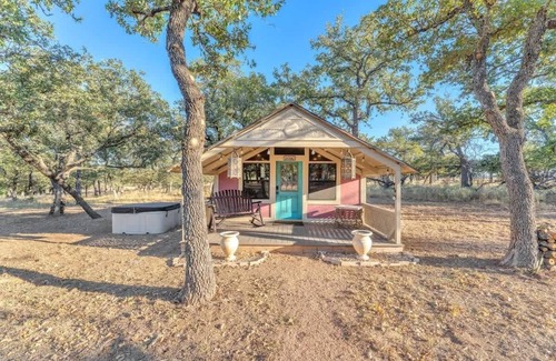 Fredericksburg Cabina | Shiraz: Tranquil Retreat W/hot-tub, 10 Mins to Downtown!