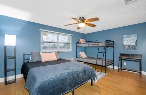 Bay Crest Park Casa | Tranquil Retreat with Huge Pool Near Tampa International Airport
