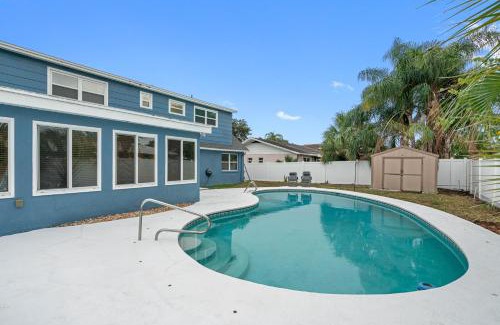 Bay Crest Park Casa | Tranquil Retreat with Huge Pool Near Tampa International Airport