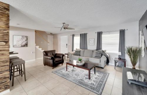 Bay Crest Park Casa | Tranquil Retreat with Huge Pool Near Tampa International Airport