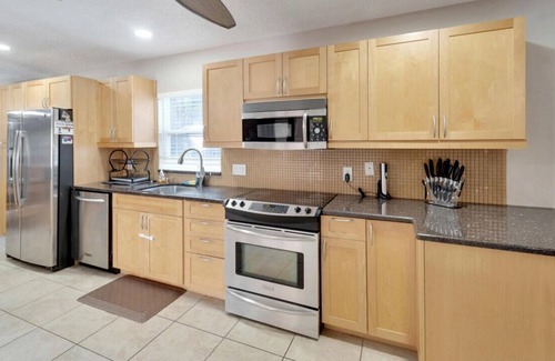 Bay Crest Park Casa | Tranquil Retreat with Pool, Near Airport
