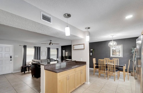 Bay Crest Park Casa | Tranquil Retreat with Pool, Near Airport