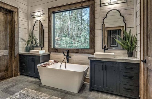 Cashes Valley Cabina | Tranquil Rose - Waterfront | Private Pool with Spa | Modern Luxury