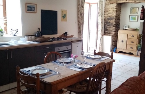 Plouguenast Casa | Tranquila y tranquila Antigua granja antigua situada en el campo con vistas panorámicas