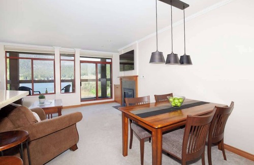 Nicklaus North Condominio | Stunning Lake & Golf Course Views, Free Parking