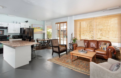 Carbondale Casa | Amplio oasis privado, a minutos del corazón de carbondale.