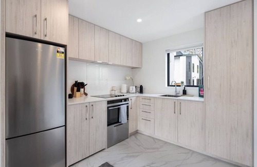 Lower Hutt Casa | Tranquil Stay at Rainey Grove