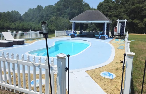 Orangeburg County Apartamento | Tranquil Studio Cottage features a remodeled full kitchen, heated pool,& fishing