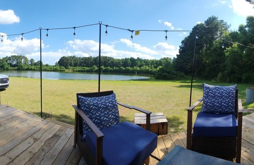 Orangeburg County Apartamento | Tranquil Studio Cottage features a remodeled full kitchen, heated pool,& fishing