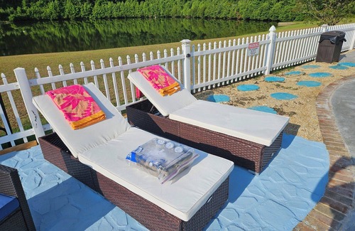 Orangeburg County Apartamento | Tranquil Studio Cottage features a remodeled full kitchen, heated pool,& fishing