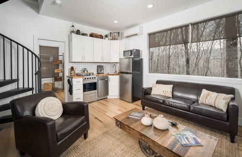 Banner Elk Cabaña | Tranquil & Stylish ~ Near Skiing ~ Hot Tub ~ Views
