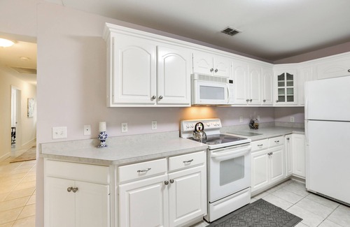 Thomasville Casa | Tranquil Thomasville Retreat w/ Deck + Dining Area