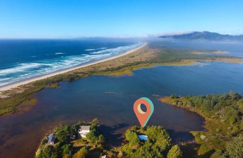 Cape Meares Casa | Tranquil Tides- Cape Meares Lakefront Beach Home