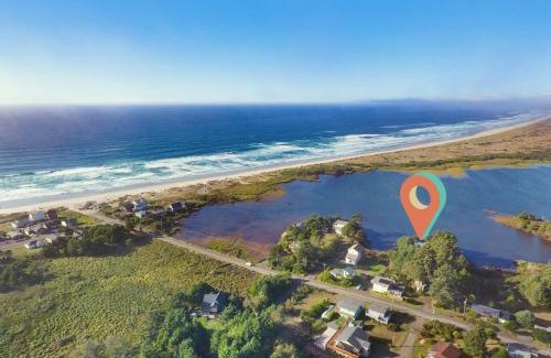 Cape Meares Casa | Tranquil Tides- Cape Meares Lakefront Beach Home