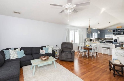 Southport Cabaña | Tranquil Tides Cottage 3 miles from the Beach