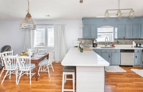 Southport Cabaña | Tranquil Tides Cottage 3 miles from the Beach