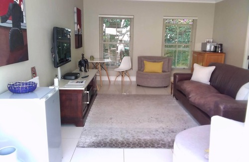 Lakeside Casa | Tranquil Tokai...Close to Constantia Wine Route Muizenberg beach. Tokai Forest.