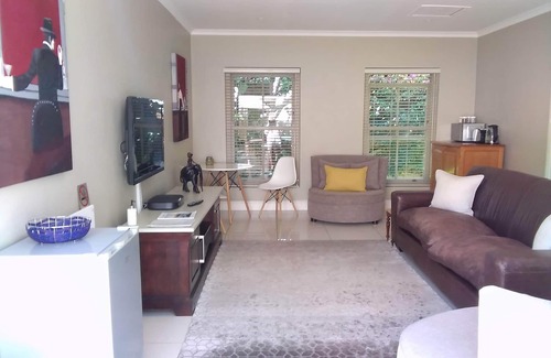 Lakeside Casa | Tranquil Tokai...Close to Constantia Wine Route Muizenberg beach. Tokai Forest.