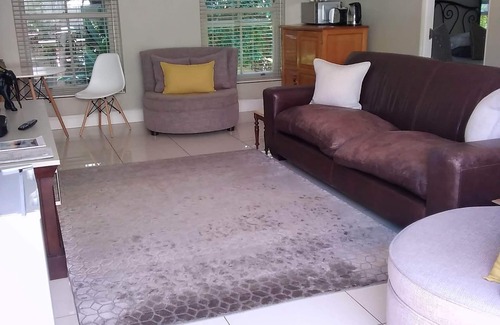 Lakeside Casa | Tranquil Tokai...Close to Constantia Wine Route Muizenberg beach. Tokai Forest.