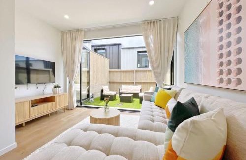Grey Lynn Casa | Tranquil Townhouse 2BR & 1 Study with Free Parking & Backyard