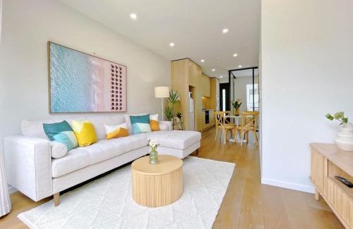 Grey Lynn Casa | Tranquil Townhouse 2BR & 1 Study with Free Parking & Backyard