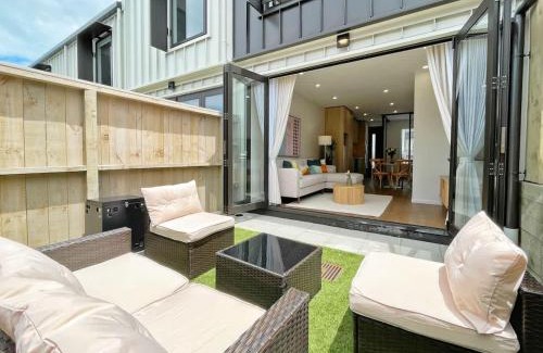 Grey Lynn Casa | Tranquil Townhouse 2BR & 1 Study with Free Parking & Backyard
