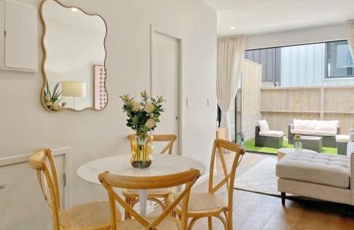 Grey Lynn Casa | Tranquil Townhouse 2BR & 1 Study with Free Parking & Backyard