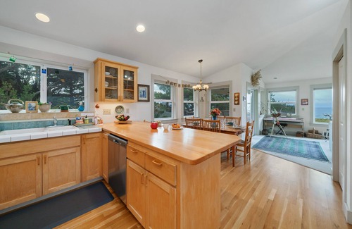 Manzanita Casa | Tranquil Treasure MCA#644 Oceanview, Steps to beach, Perfect Couples getaway