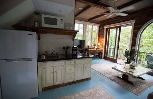 Waterford Casa | Tranquil Treehouse Cottage, King Bed, River View