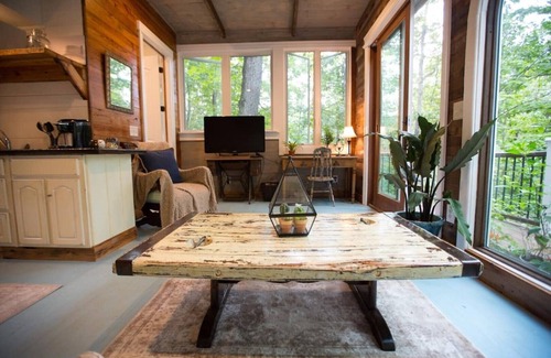 Waterford Casa | Tranquil Treehouse Cottage, King Bed, River View