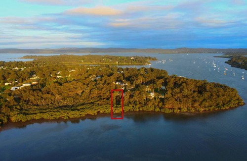 Brisbane Waterfront Casa | Tranquil Treetop Absolute Waterfront Holiday Home