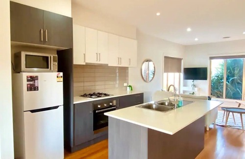 Tullamarine Casa | Tranquil Tullamarine 2B House, Free parking, 4mins to Airport + pet friendly!