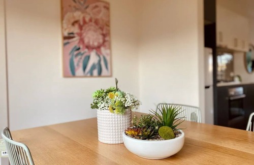 Tullamarine Casa | Tranquil Tullamarine 2B House, Free parking, 4mins to Airport + pet friendly!