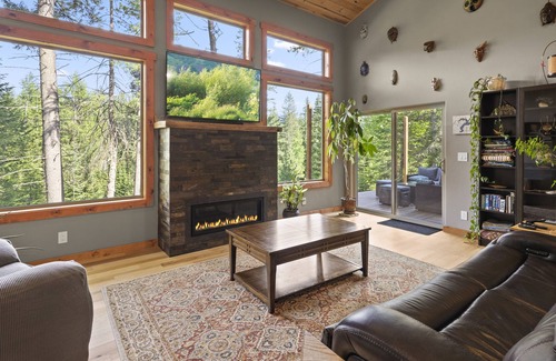 Sagle Casa | Tranquil, unique home only 7 miles to Sandpoint on 5 quiet acres. Pets allowed.