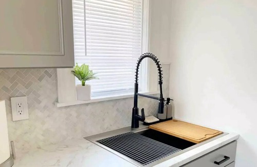 Utica Apartamento | Tranquil Urban Haven Stylish 2-BR Apartment