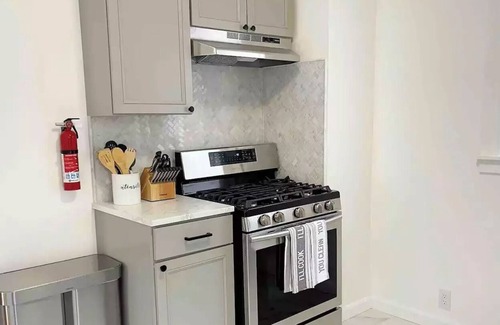 Utica Apartamento | Tranquil Urban Haven Stylish 2-BR Apartment