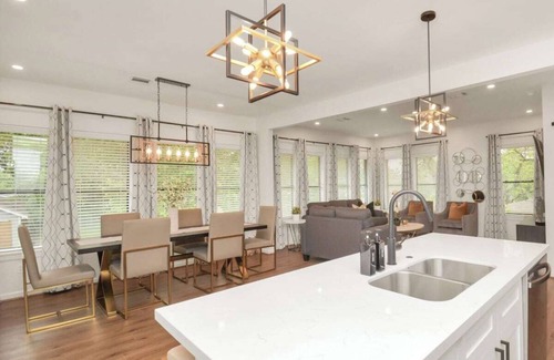 Greater East End Casa | ⭐️Tranquil Urban Retreat⭐️7BR⭐️6 Bathrooms⭐️HotTub⭐️Fully Gated w/ Prkng⭐️