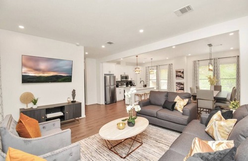 Greater East End Casa | ⭐️Tranquil Urban Retreat⭐️7BR⭐️6 Bathrooms⭐️HotTub⭐️Fully Gated w/ Prkng⭐️