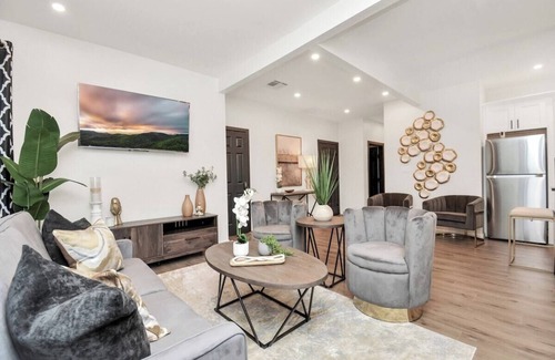 Greater East End Casa | ⭐️Tranquil Urban Retreat⭐️7BR⭐️6 Bathrooms⭐️HotTub⭐️Fully Gated w/ Prkng⭐️
