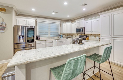 Mid America Casa | Tranquil Views: Riverfront Retreat in Hot Springs!