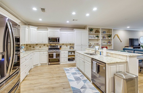 Mid America Casa | Tranquil Views: Riverfront Retreat in Hot Springs!