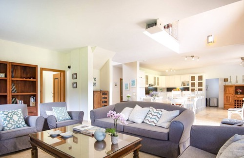 Dagbelen Villa | Villa tranquila ubicada en 2 acres con gran piscina, voleibol, baloncesto, bádminton