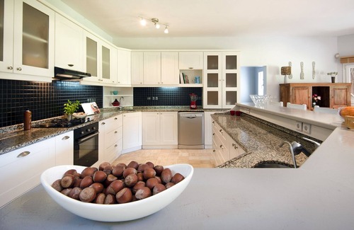 Dagbelen Villa | Villa tranquila ubicada en 2 acres con gran piscina, voleibol, baloncesto, bádminton