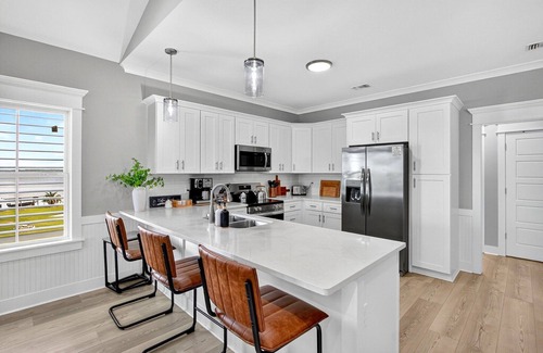 Shoreline Park Casa | Tranquil Waterfront Retreat: Stunning Bay Views Near Downtown Bay St. Louis