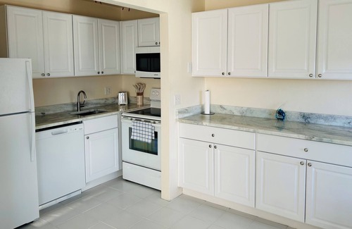Shell Harbor Condominio | Tranquil WATERFRONT 2-bedroom condo on Sanibel Island minutes to the beach!