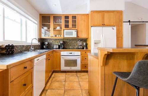 Central Okanagan Casa | Tranquil Waterfront Retreatw/ Hot Tub, Pool, Pet-Friendly Haven