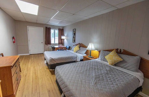 Dry Creek Cabina | Tranquil Waterside Haven: Your Cabin at Bundick Lake Retreat
