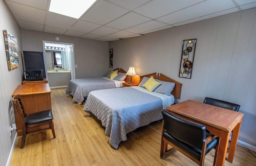 Dry Creek Cabina | Tranquil Waterside Haven: Your Cabin at Bundick Lake Retreat