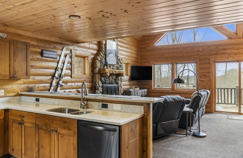 Boyne City Cabina | Ambiente tranquilo en el bosque en Boyne Mountain, ¡Pendientes al otro lado de la calle!
