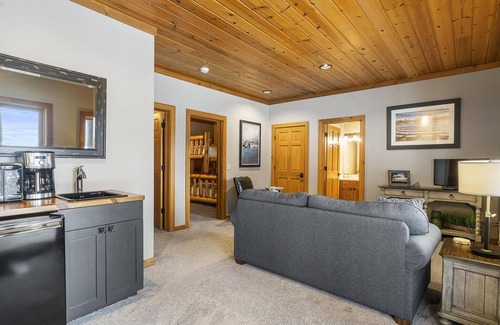 Boyne City Cabina | Ambiente tranquilo en el bosque en Boyne Mountain, ¡Pendientes al otro lado de la calle!